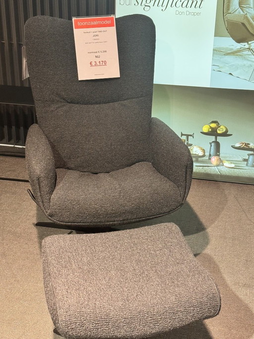 Sillón y otomana Jori modelo TIME OUT