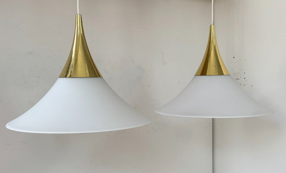 Image 1 of Paire de suspensions par Limburg en laiton et opaline, Allemagne 197