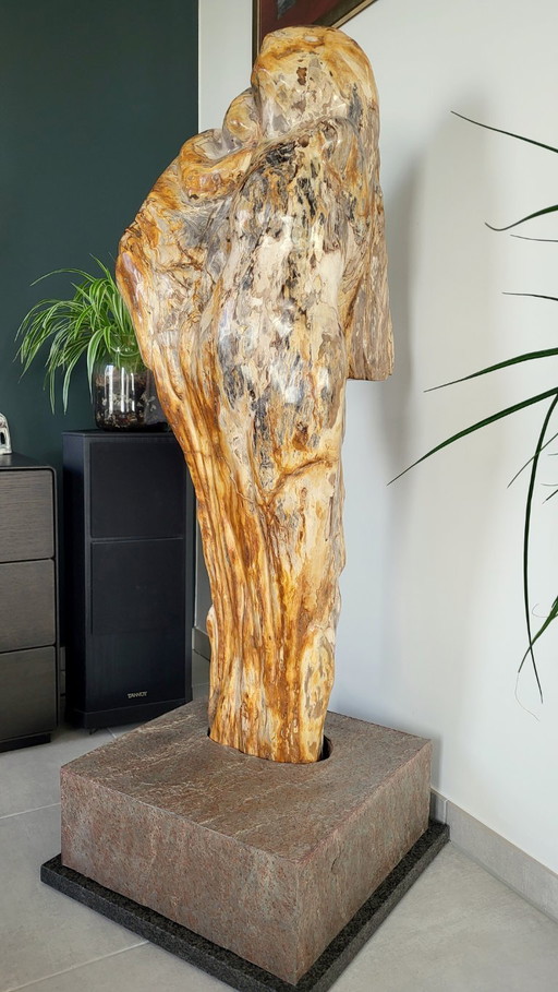 Escultura única, "madre e hijo" en madera petrificada.