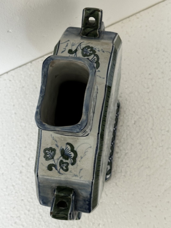 Image 1 of Vaso ottagonale, fine XIX secolo, in stile Delft - marchio non identificato