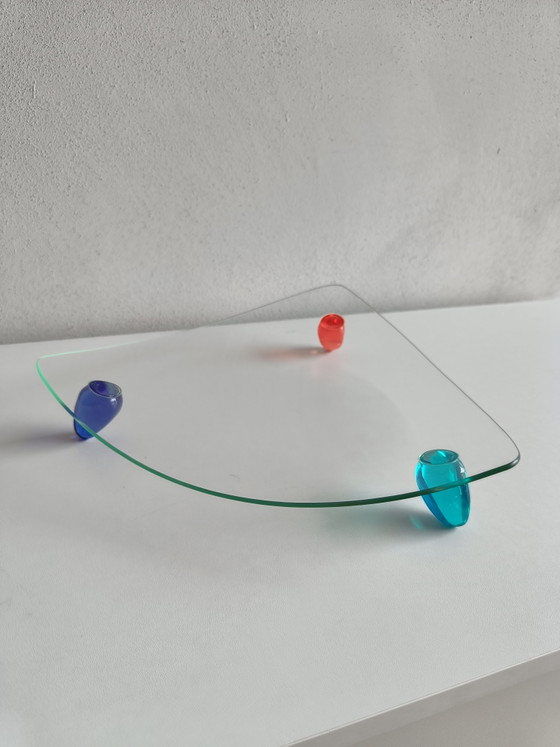 Image 1 of Bandeja de vidrio posmoderna con patas coloridas, década de 1980-1990.