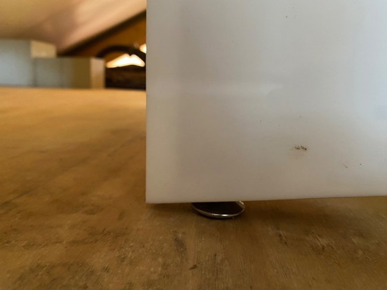 Image 1 of Jaren 80 stijl directie-bureau, houtfineer blad en witte, kunststof poten, gemaakt door meubelmaker