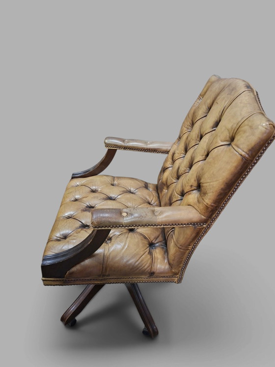 Old classic leather office chair with matching age traces. – Metal (photo 4 of 5)