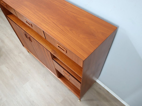 Image 1 of Haut-plat italien en teck des années 1960, restauré avec des pieds en laiton