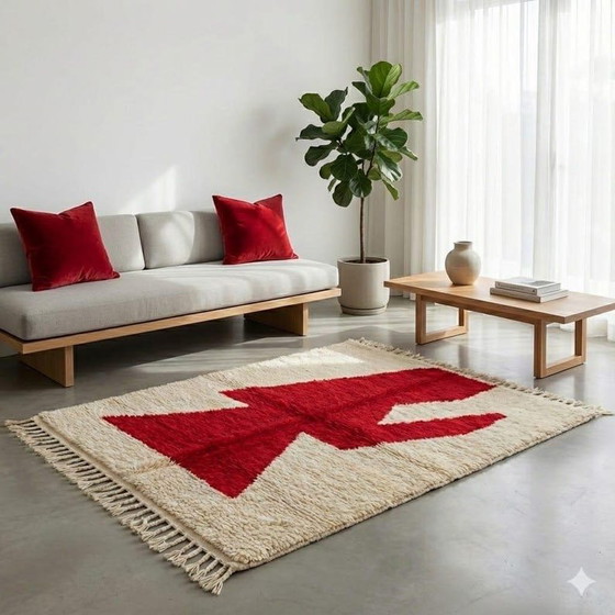 Image 1 of Alfombra Beni Ouraine, hecha a mano al estilo tradicional marroquí, roja y blanca, 150x250 cm.