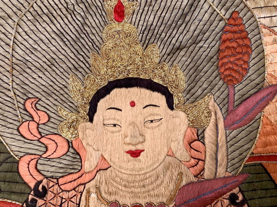 Hand-embroidered Buddhist Thangka - Silk & Gold Thread Framed – Wall decoration, Textile (photo 6 of 13)