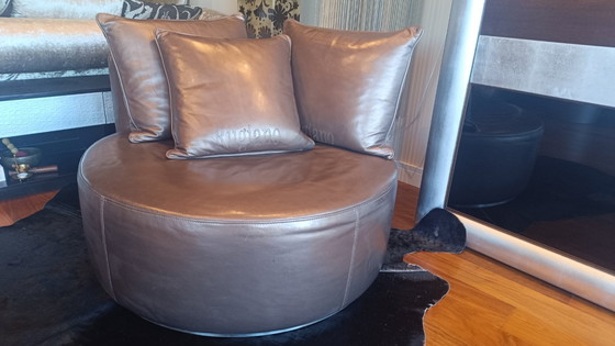Image 1 of Butaca lounge marca Rugiano... , diseño italiano en piel de alta calidad, con estructura sólida y cojines integrados a juego.  