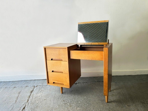 Zeldzame compacte kaptafel of bureau met klapspiegel uit het midden van de 20e eeuw, ontworpen door John & Sylvia Reid voor Stag