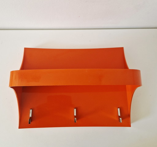 Oranje wandplank met kapstok spaceage jaren 70