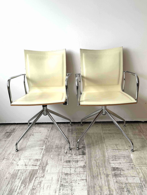 2x Original Ikara Office Chairs - Design élégant sur un pied stable