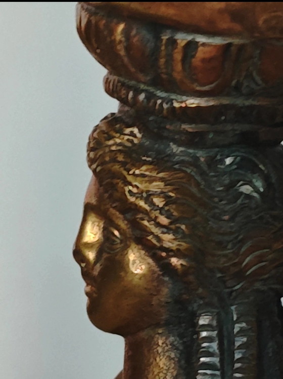 Image 1 of estatuilla femenina