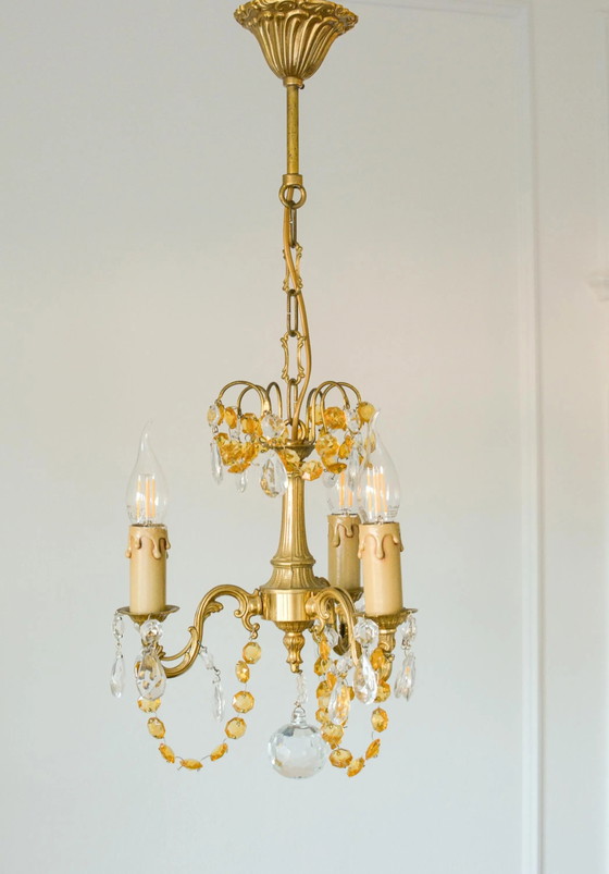 Piccolo Lampadario Francese in Ottone, Cristallo Ambra, 3 Luci, Anni '60 – Crystal, Brass, Parisian Style (photo 7 of 9)