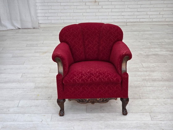 Image 1 of Deense fauteuil uit de jaren 50, bekleed met rode en lichtgrijze meubelwol en gesneden eikenhout.