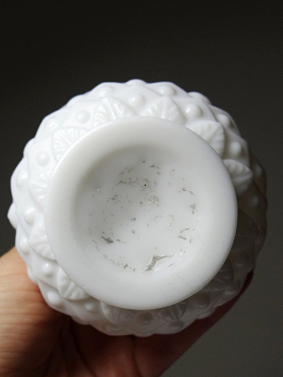 Een paar kleine vintage vaasjes van wit en blauw opaalglas, versierd met ananassen. – Vazen (photo 6 of 12)