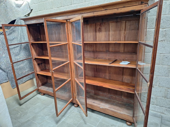 Image 1 of In Sri Lanka hergestellter Vitrinenschrank aus Holz