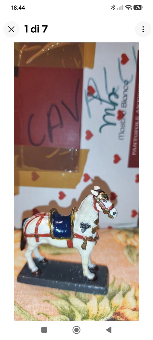Caballo de metal en miniatura con el escudo de armas de los Carabinieri AA.C. – decoratieve objecten (photo 2 of 7)