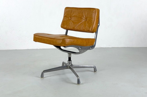 Image 1 of Impresionante par de sillas intermedias ES101 diseñadas por Charles y Ray Eames para Herman Miller en la década de 1960.
