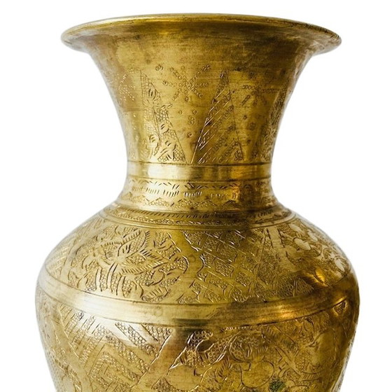 Image 1 of Coppia di antichi vasi orientali in ottone inciso anni '20