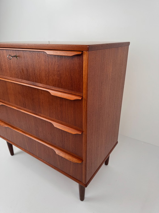 Image 1 of Cassettiera danese vintage: elegante design in teak di metà secolo