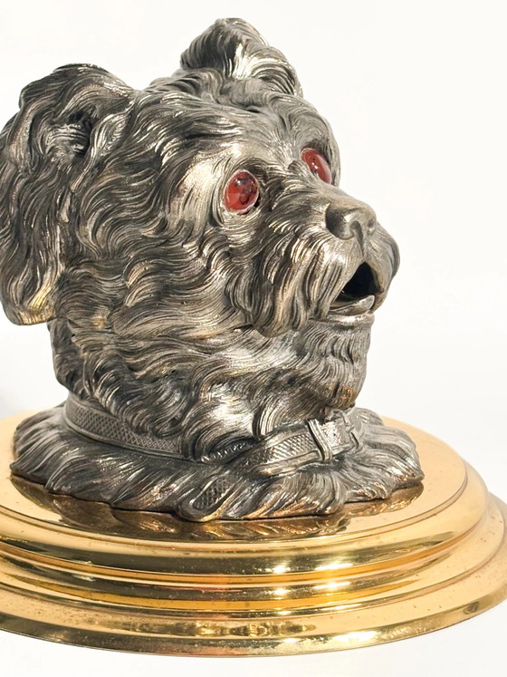 Encrier en métal anglais du début du XXe siècle, représentant un chien, avec un socle en laiton. (photo 13 of 13)