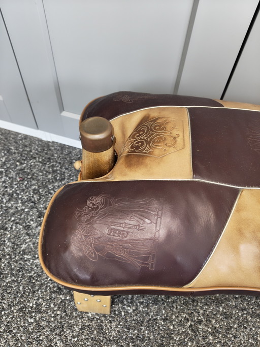 Vintage Kamelhocker – krukjes, Leather, Metal (photo 2 of 11)