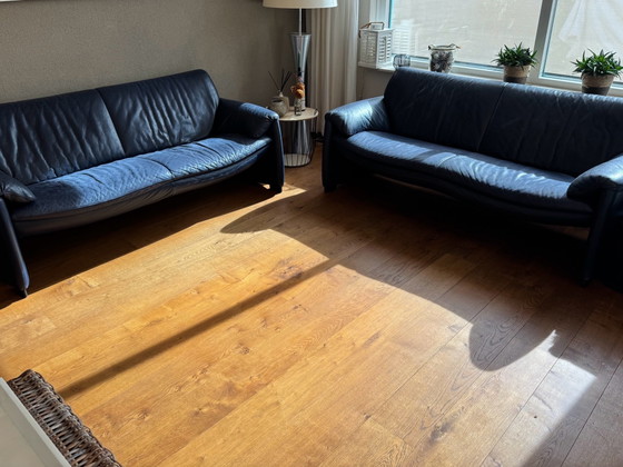 Two comfortable and stylish dark blue leather Leolux Bora sofas. These sofas are in good condition, 2 seaters (photo 5 of 5)