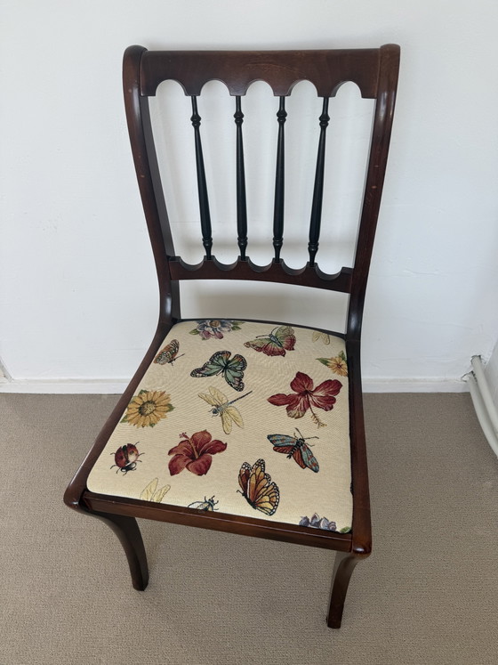 Chaise vintage en bois avec revêtement floral et papillon – Chaises de salle à manger, Wood (photo 2 of 5)