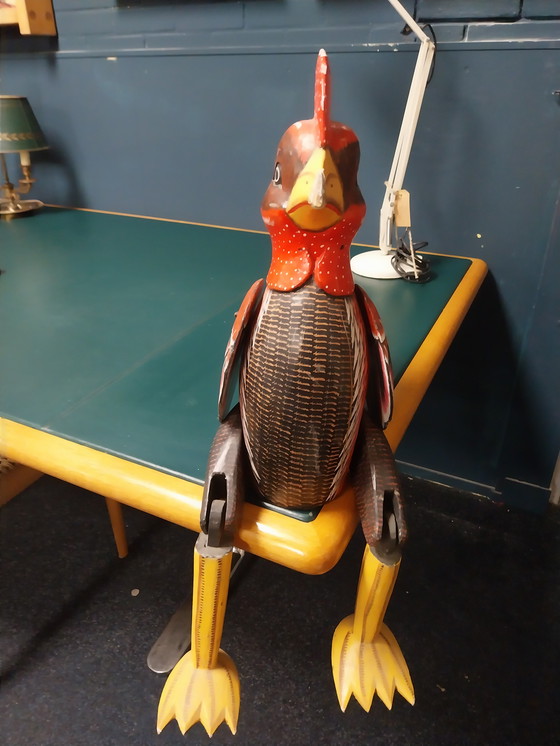Image 1 of 1 coq assis d'art populaire des années 1970, 75 cm de haut