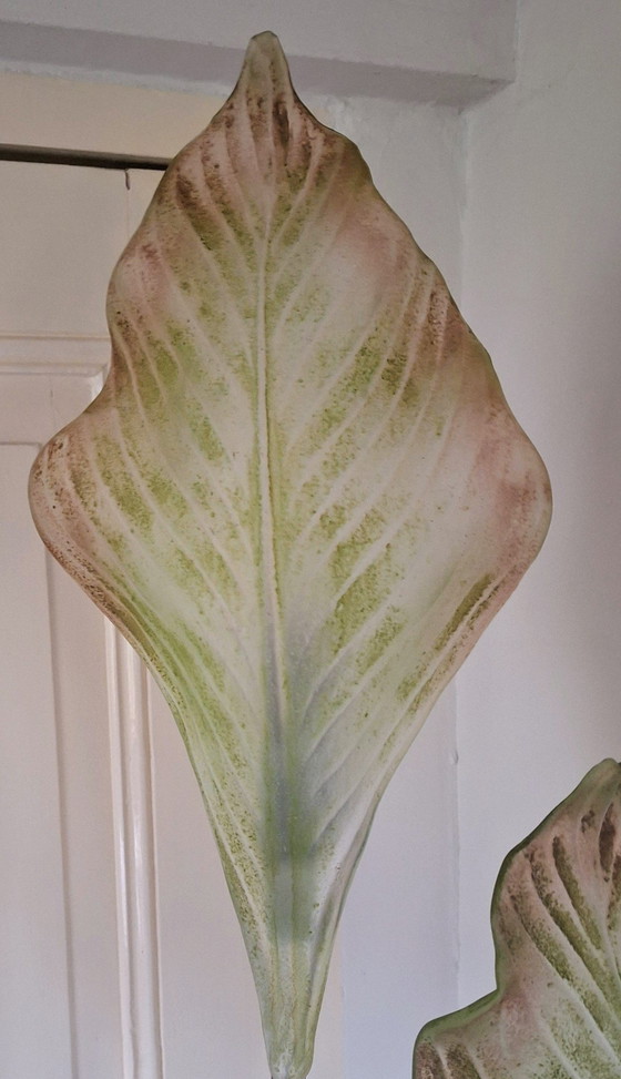 Image 1 of Lampada da terra con paralumi in vetro di Murano a forma di foglia, anni '90