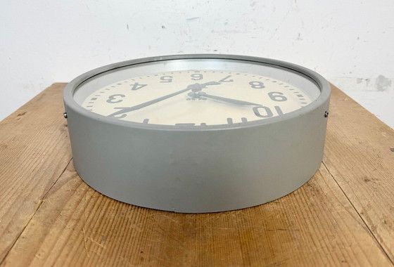 Image 1 of Industriële fabriekswandklok van Pragotron, jaren 60