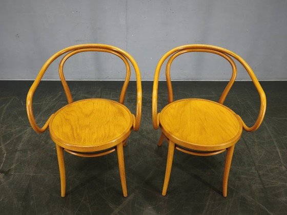 Image 1 of Silla de comedor con brazos TON Modelo 209 de madera curvada de haya, estilo checo, ideal para cafeterías y restaurantes.