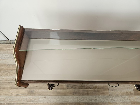 Image 1 of Tocador de madera de raíz con estante doble de cristal.