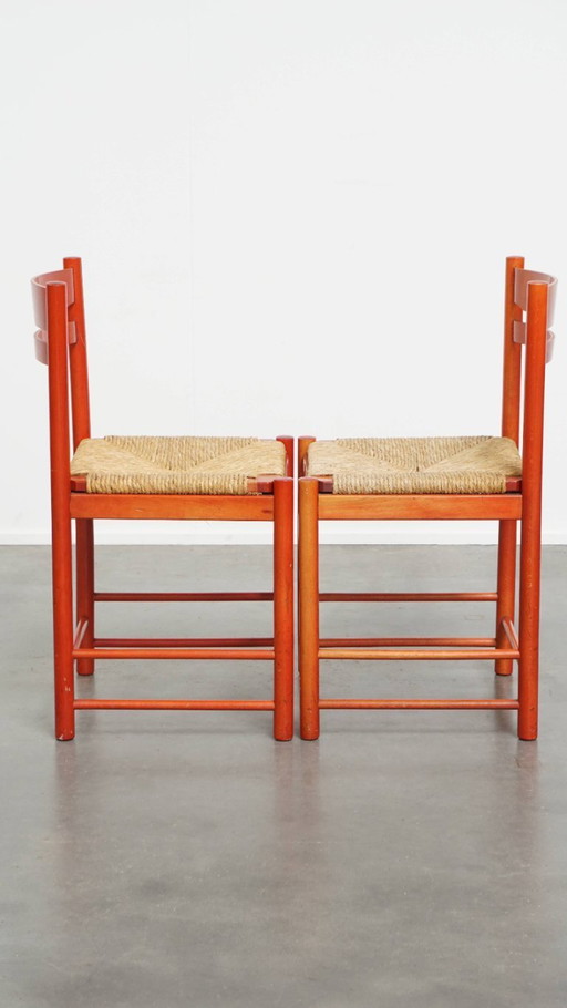 2 x Chaise vintage rouge en bois des années 1970 avec une assise en osier tressé