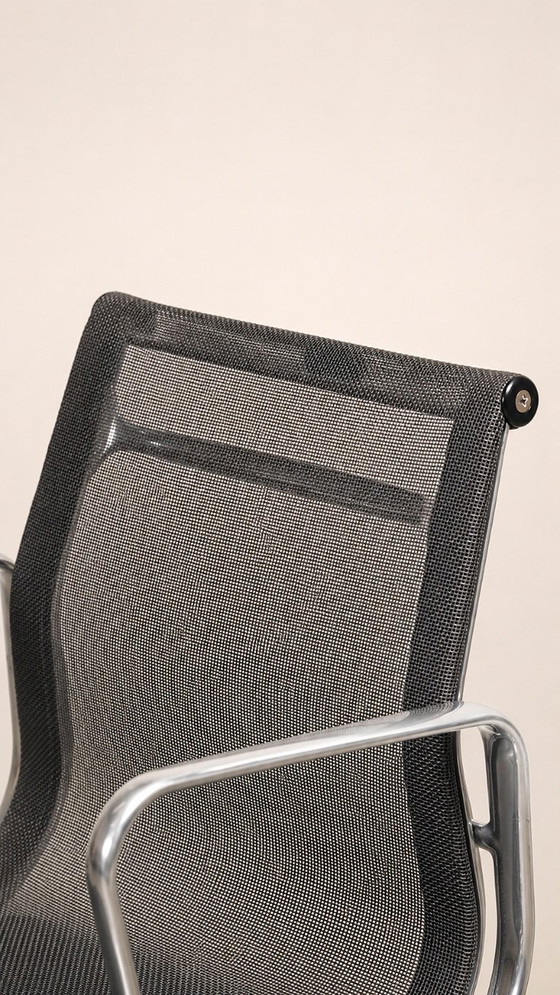 Image 1 of 2 Vitra Charles & Ray Eames EA 103 Aluminium-Bürostühle