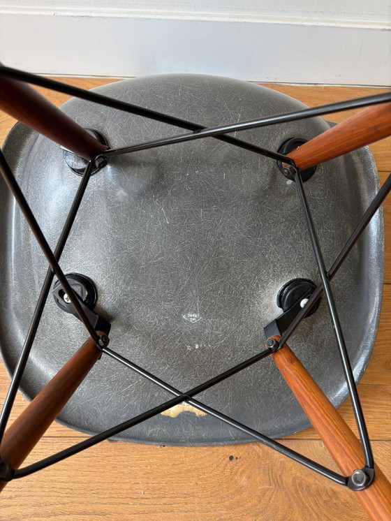 Image 1 of 3 Vintage Eames DSW Fiberglass Stoelen (Herman Miller) – Elephant Grey & Greige – Walnut Base