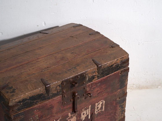 Baule antico rinforzato in ferro in legno di pino – Cina, circa 1900 – Armadi contenitori, Iron, Rustic (photo 18 of 40)