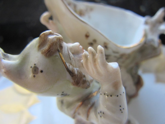 Image 1 of Jarrón antiguo con forma de concha, decorado con un elfo/bufón/niño y un pájaro - Volkstedt