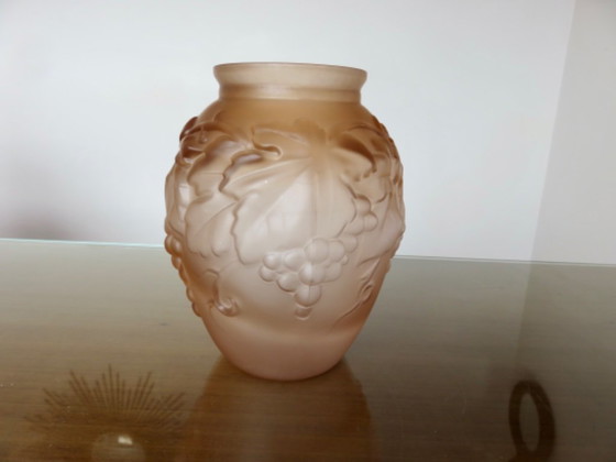 Art-déco-Vase aus rosa Pressglas mit Weinrankendekor, signiert "Souchon Neuvesel", Frankreich, 40er Jahre (photo 5 of 10)