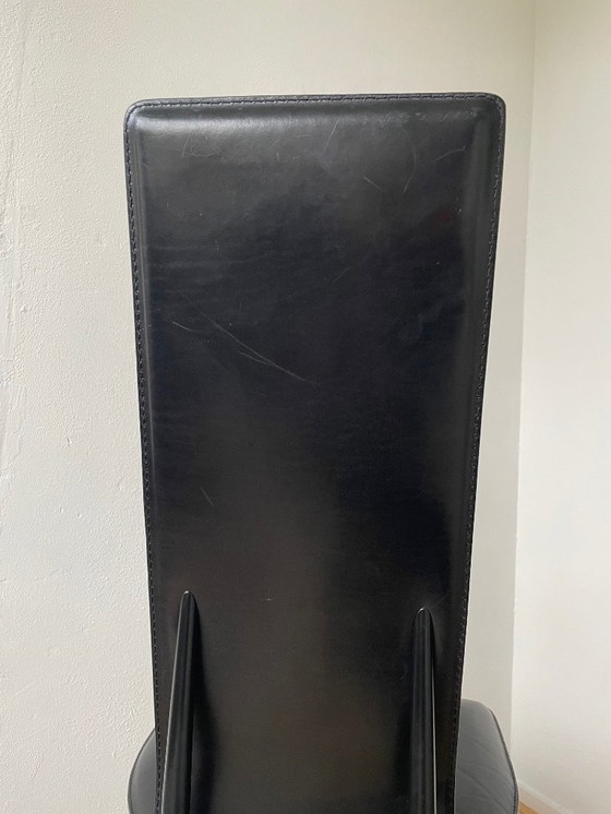 Image 1 of Een paar vintage zwarte leren Italiaanse design eetkamerstoelen (Fasem S44)