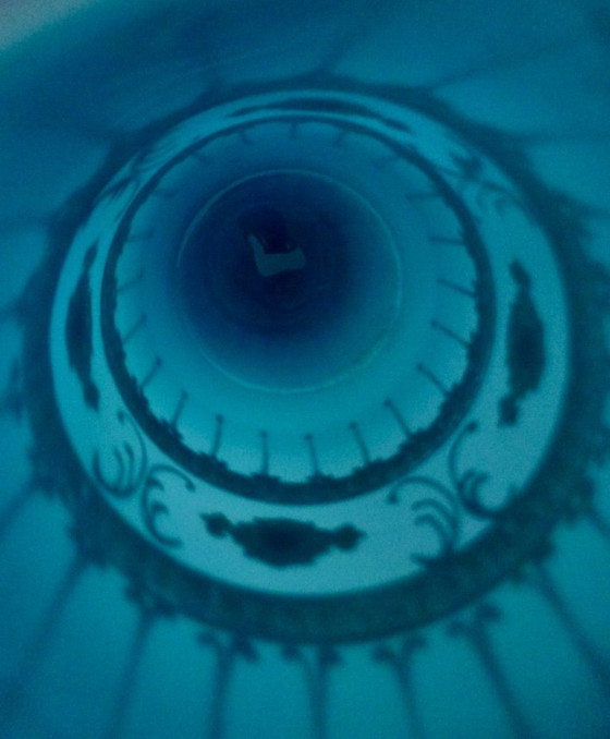 Image 1 of Vintage blauwe glazen beker of kelk in turquoise met goud.