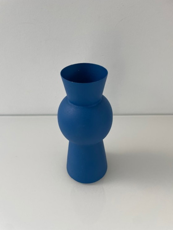 Image 1 of Jarrón de diseño moderno azul fabricado en aluminio con recubrimiento en polvo.