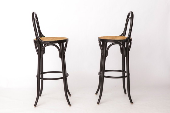 Image 1 of Par de taburetes de bar de madera curvada con asientos de caña de Viena, estilo Thonet, madera de haya negra, estilo italiano vi