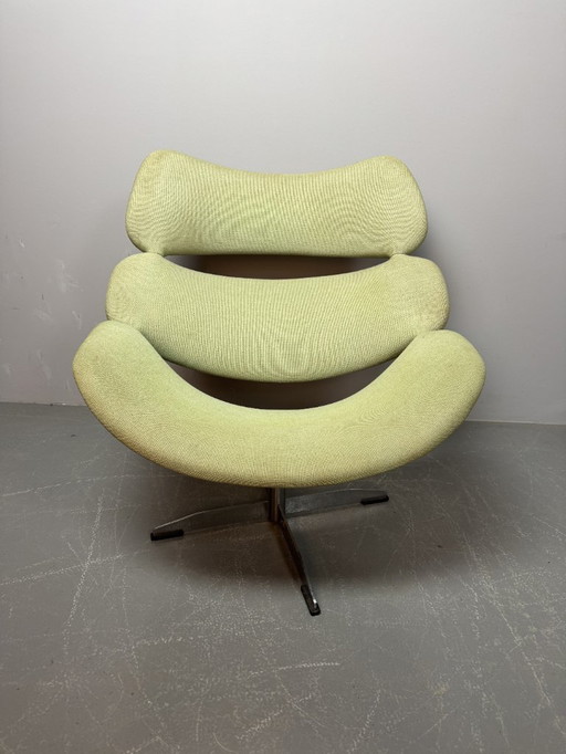 Mid-Century Spacious Easy Lounge Chair in Mint Green Fabric Upholstery and Aluminium Pedestal Designed by Enrico Walles.