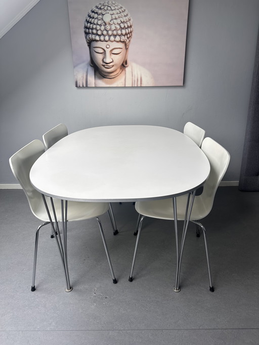 Eettafel en vlinderstoelen Arne Jacobsen