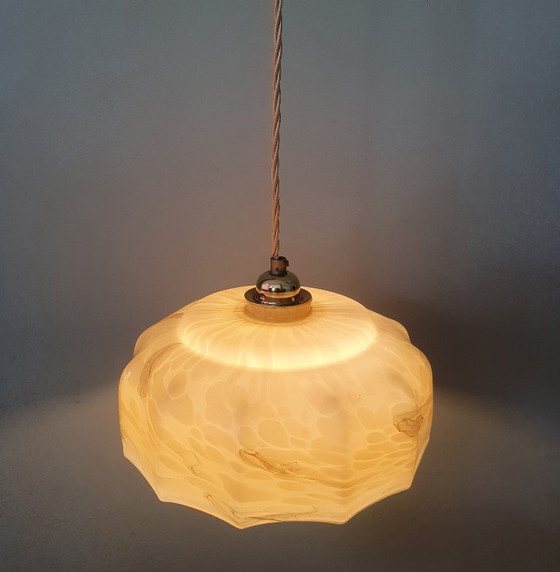 Image 1 of Grande lampada a sospensione vintage in vetro opalino in stile Art Déco.