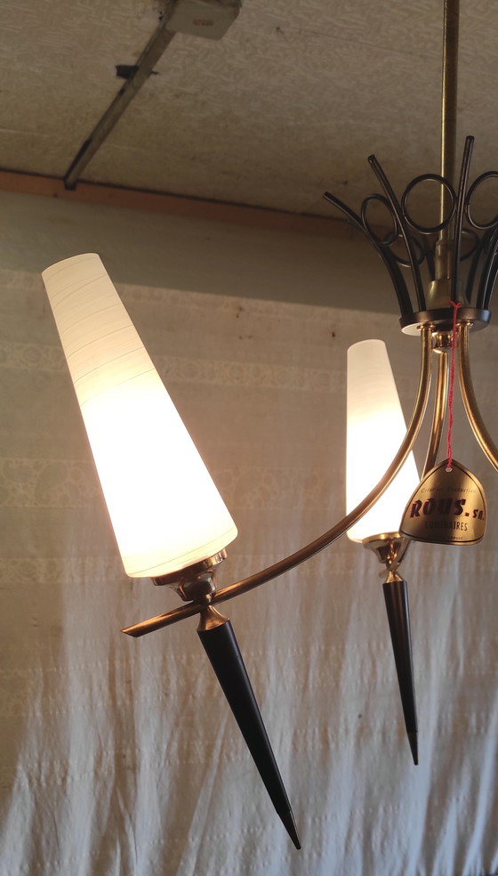 Image 1 of Lampadario modernista in metallo oro e nero, paralume a tulipano opalino - anni '50