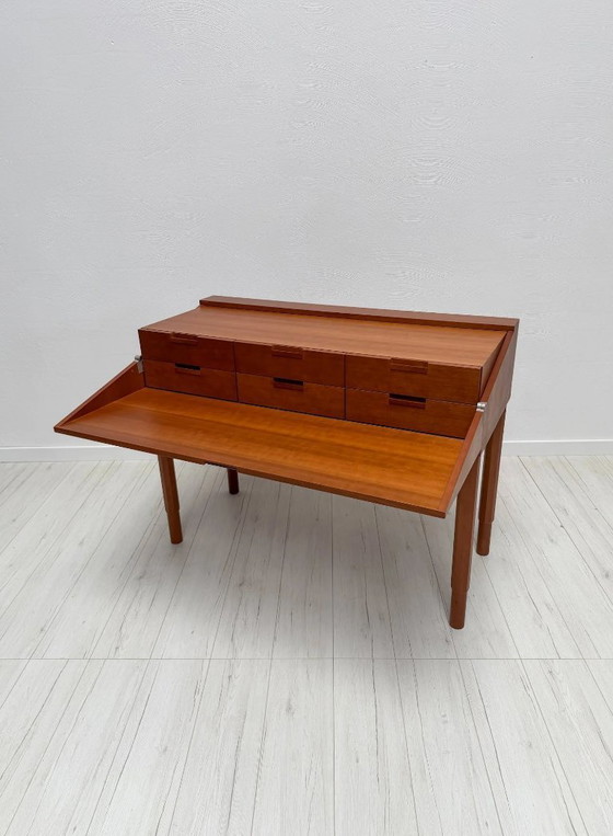 Image 1 of Scrivania vintage in legno di ciliegio disegnata da Antonio Citterio per B&B Italia, design postmoderno, anni '80.