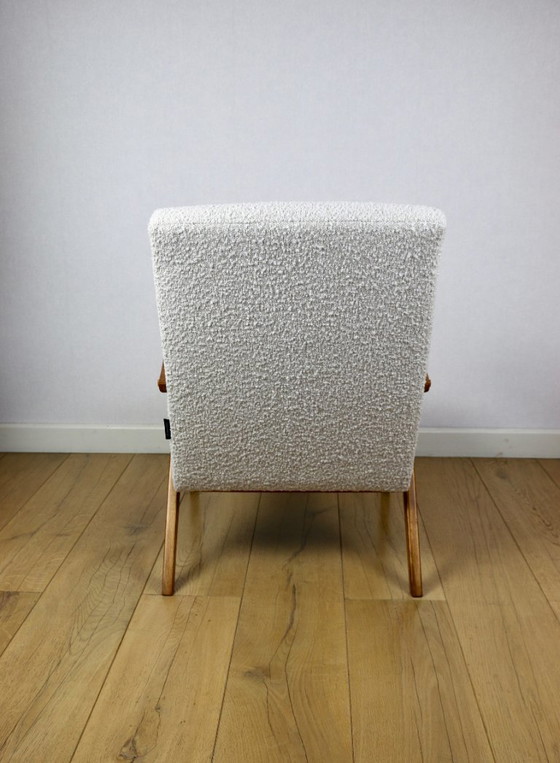Image 1 of Fauteuil vintage B-310 VAR blanc structure bouclé années 1970 - bois couleur hêtre