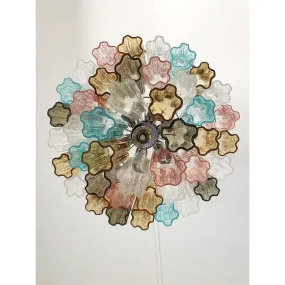Image 1 of Coppia scultorea di lampadari contemporanei in vetro di Murano multicolore a forma di baule.