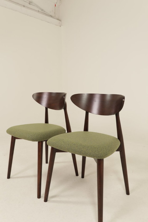 Image 1 of Set moderno di 6 sedie da pranzo, in tessuto verde avocado e legno di faggio noce scuro.